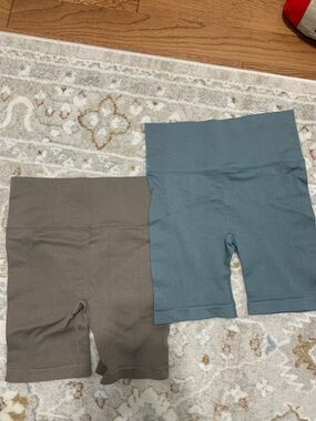 Seamless Athletic Bike Shorts in Brown and Teal